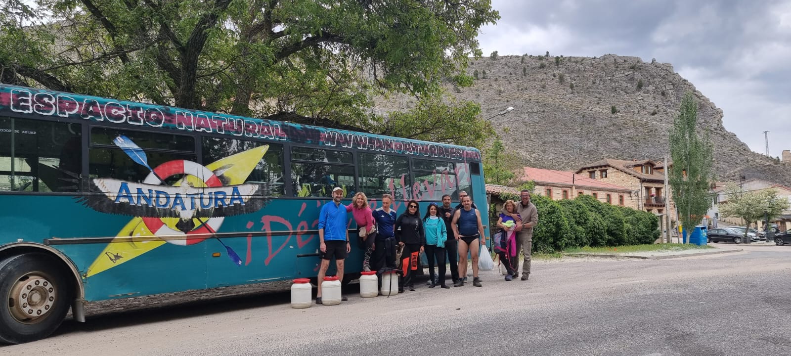 Grupo de piragüistas en el río